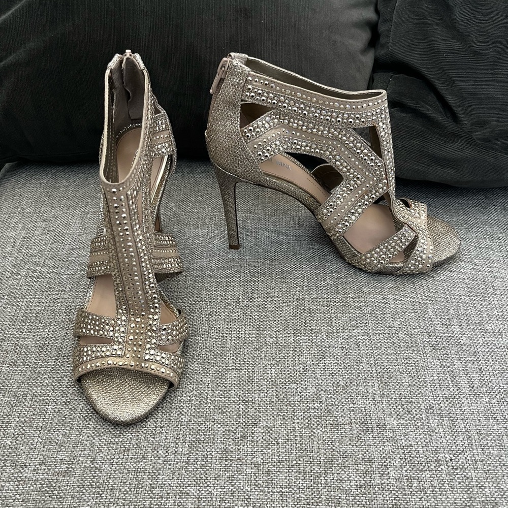 Gianni Bini Gold sparkled and jeweled 4in heel size 8